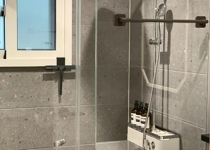 Hongs House 2 5br 4ba Near Station Myeongdong Itaewon *