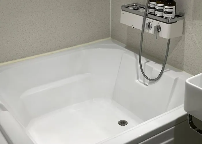 Hongs House 2 5br 4ba Near Station Myeongdong Itaewon *