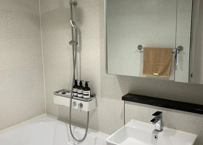 Hongs House 2 5br 4ba Near Station Myeongdong Itaewon *