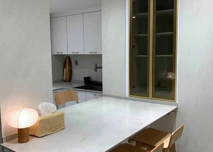 Hongs House 2 5br 4ba Near Station Myeongdong Itaewon *